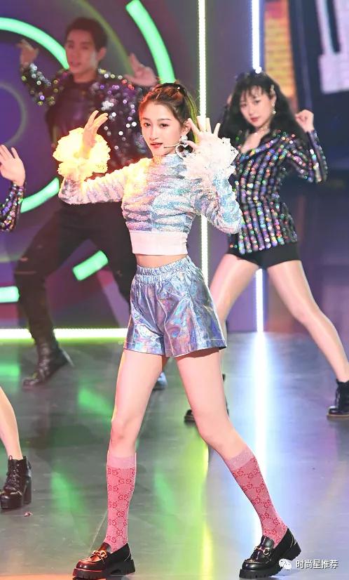 关晓彤穿热裤现身,关晓彤穿肤色长袜子