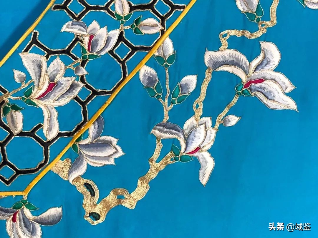 动辄数十万的京剧戏服，写满了中国故事