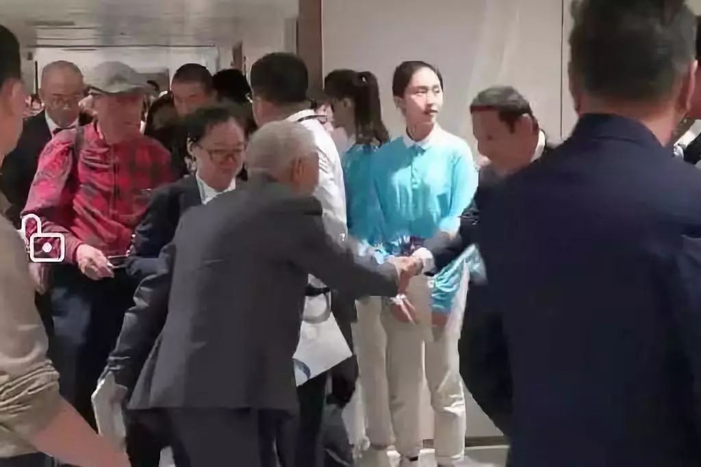 64岁陈道明偶遇84岁牛犇:不经意的动作,暴露了他真正的教养