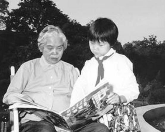 79年，*子珍贺**坐车路过*安门天**，看到毛主席挂像时直起身：开得慢点