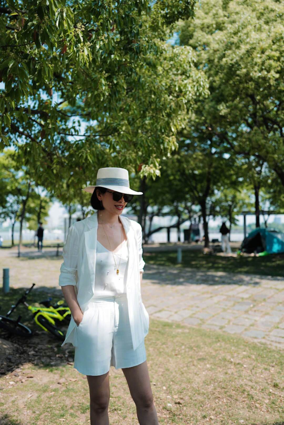 丑模吕燕近照曝光,“丑模”吕燕带娃现身