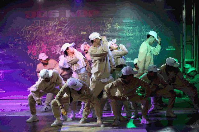 元旦来这家宝藏商场！热辣车模+街舞公演带你解锁年末购物新姿势