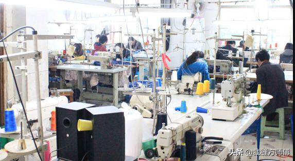 1个工人1天可以生产12套服装,1个人做10天的工作