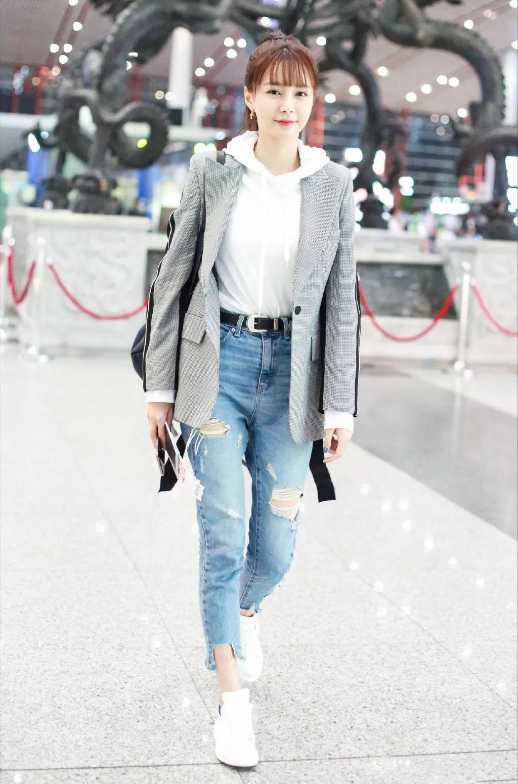 刘雯2021咖色卫衣,彪马黄色卫衣刘雯