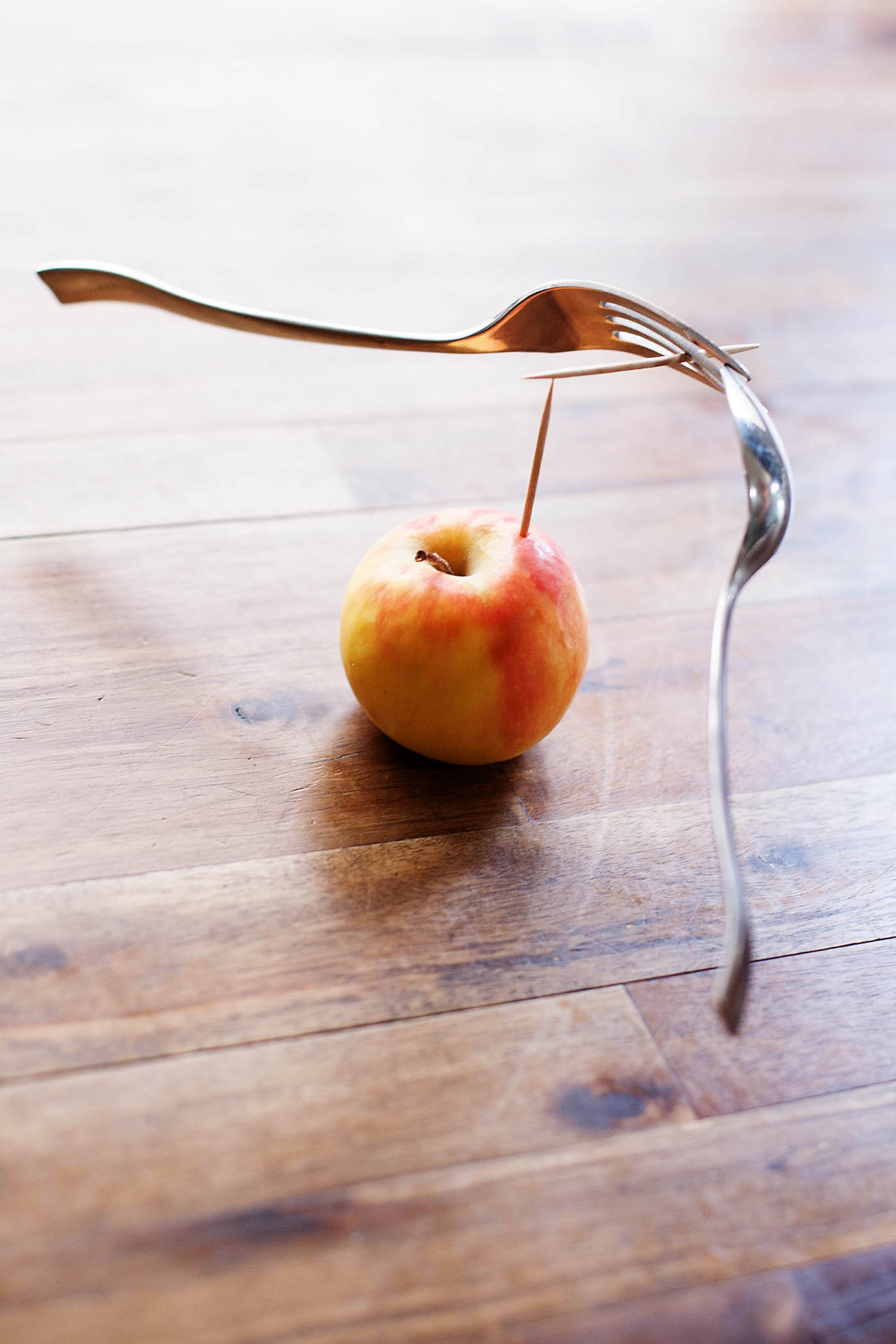 聚会上最简单的魔术表演,聚会魔术教学牙签