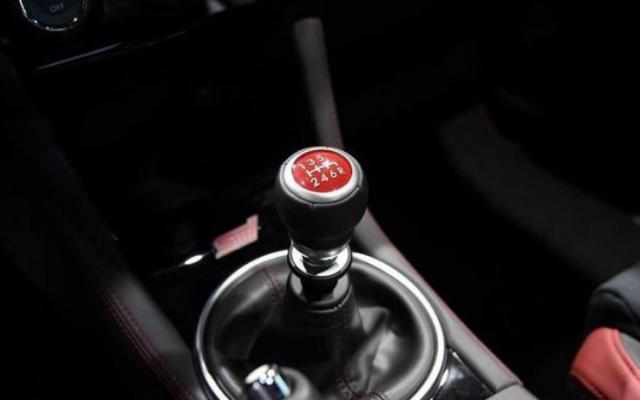 开车怎么踩油门控制速度,新手开车怎么控制油门最省油