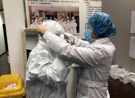 白衣战士守护万家灯火,白衣战士奔赴一线