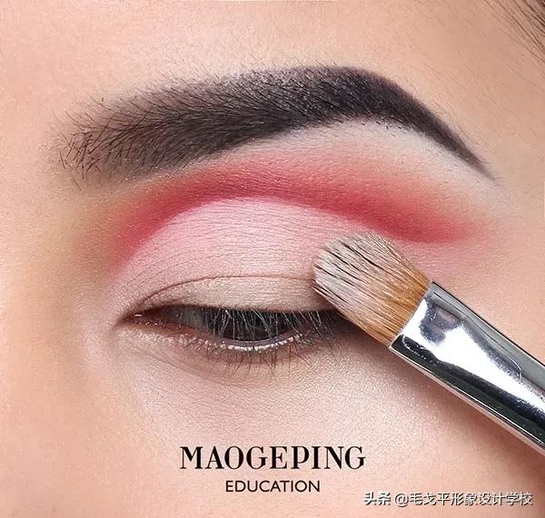 欧式眼妆怎么化妆好看,欧式深眼窝眼妆画法技巧