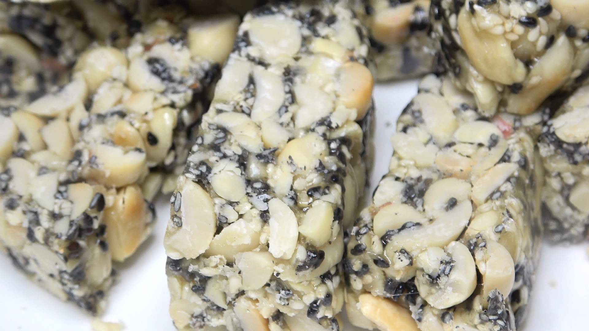 芝麻花生糖不用买,大厨教你在家做,简单易学,香甜酥脆不发硬