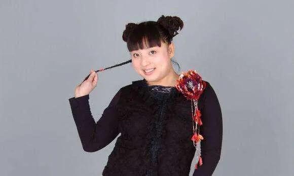 著名笑星三湘第一美女何晶晶,46岁笑星何晶晶近况凄惨无人识