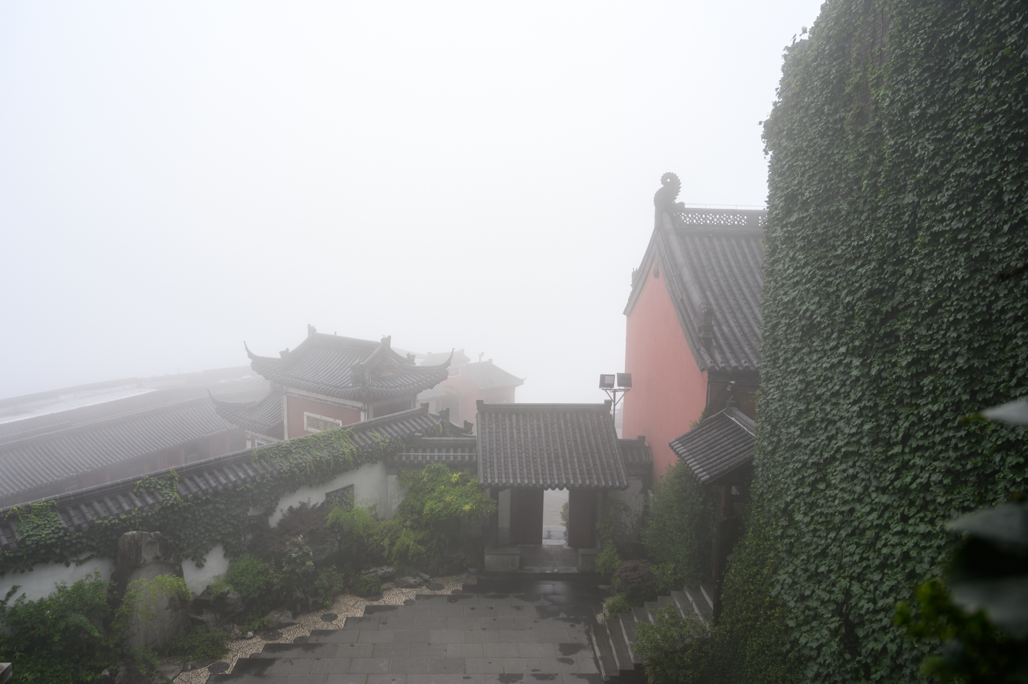 句容茅山，中国著名的道教名山，有“第一福地，第八洞天”的美誉