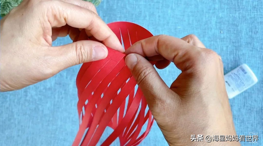 春节喜气洋洋大红灯笼高高挂,红红火火喜气洋洋百家姓灯笼