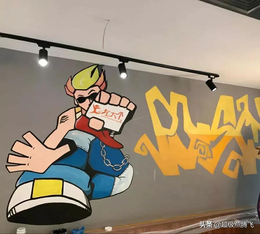 画画的baby过安检被拦下，原因竟是画画的丙烯颜料。