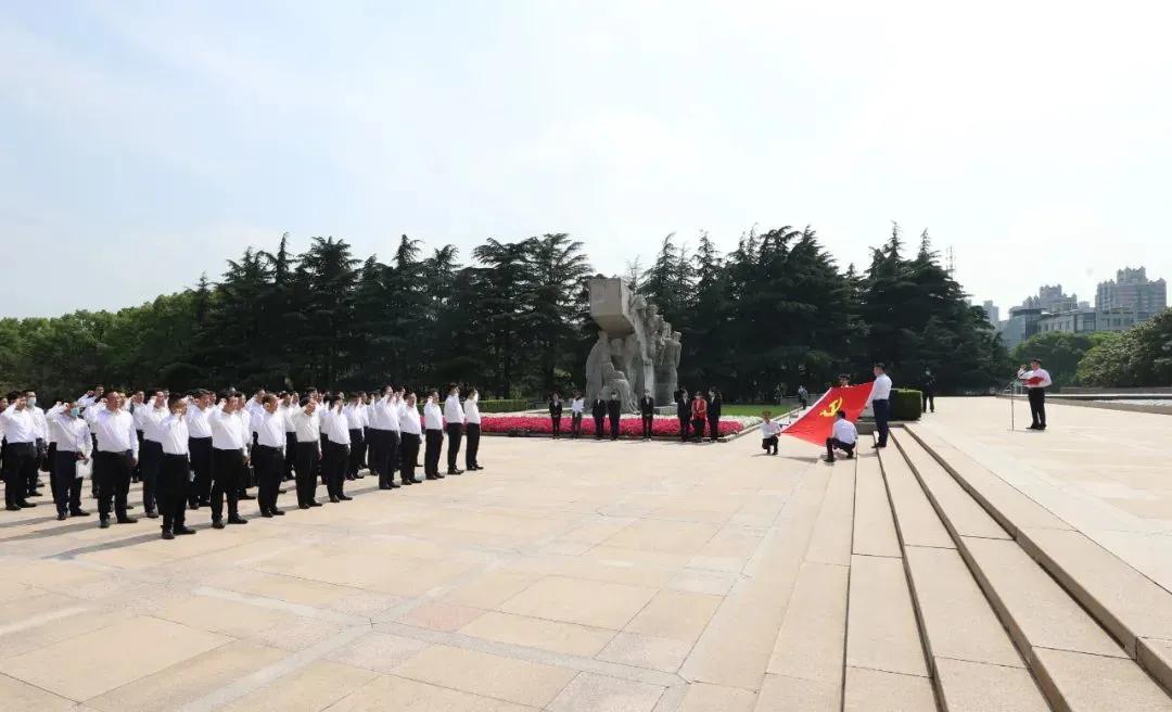 赵晓江为中国建筑（上海）总部揭牌，并出席集团长三角区域*党**史学习教育宣讲会
