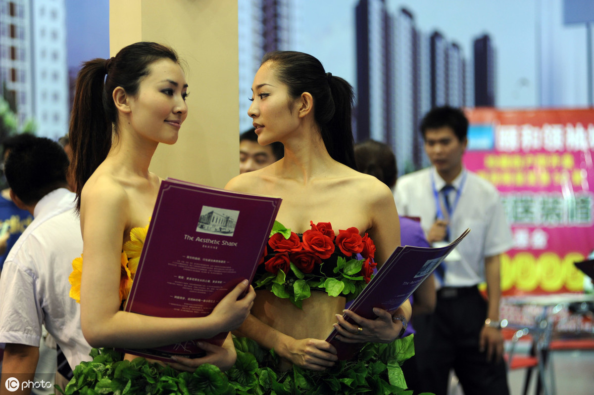 一图看懂楼盘沙盘,在售楼部搬起沙盘看房