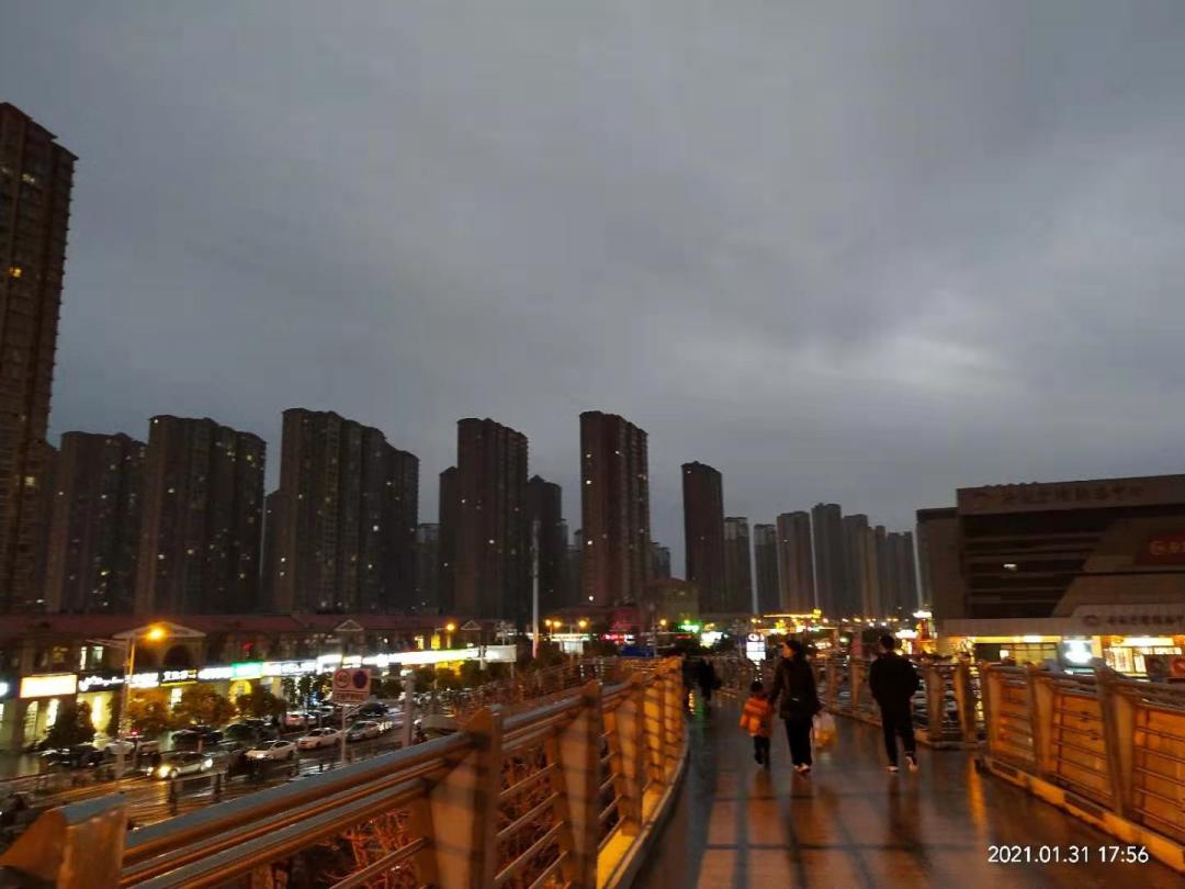 一路之隔繁华程度不一样,一路之隔和万人空巷的区别