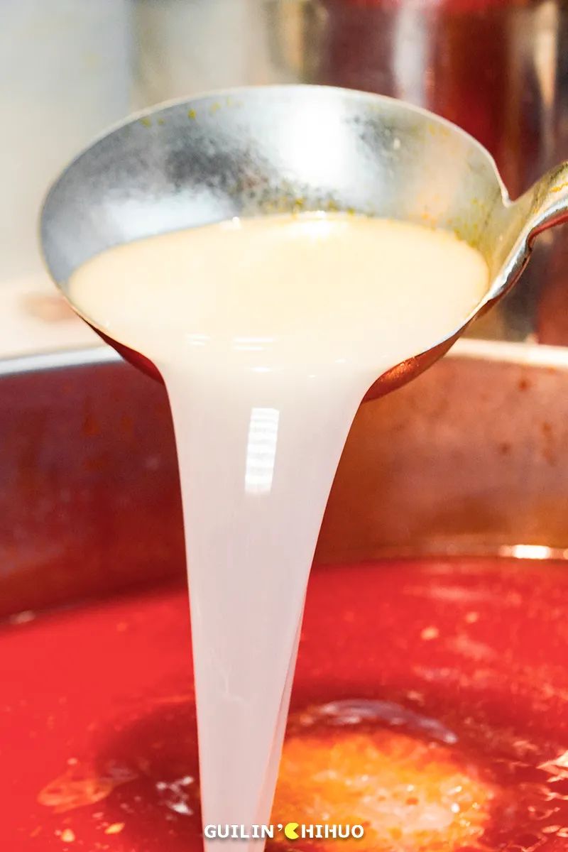 螺蛳粉好吃的秘密就是这碗高汤,煮螺蛳粉的汤第一遍为什么要倒掉