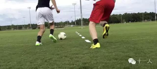 足球背身跨步摆脱,足球背身摆脱技巧教案