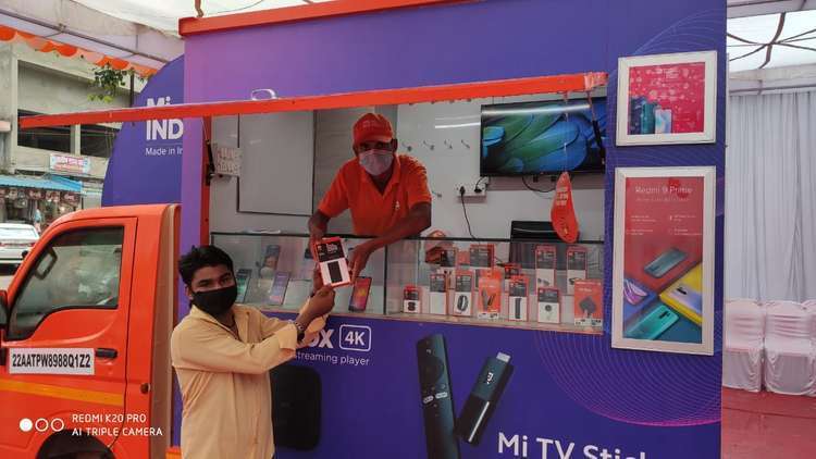 把手机卖进村里，小米在印度搞起“地摊经济”