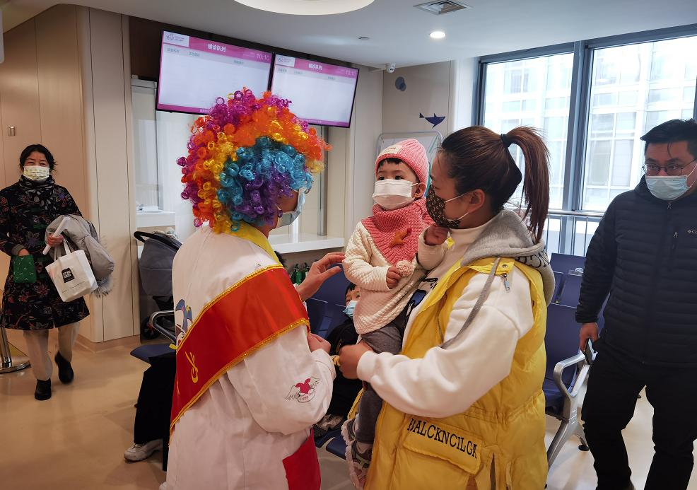 太原市妇幼保健院长风院区1000余名“小丑医生”让患儿快乐就诊
