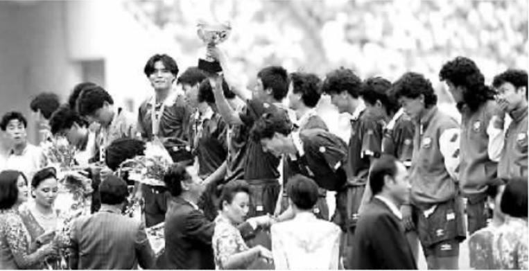 辽足老球迷,辽足球迷老头