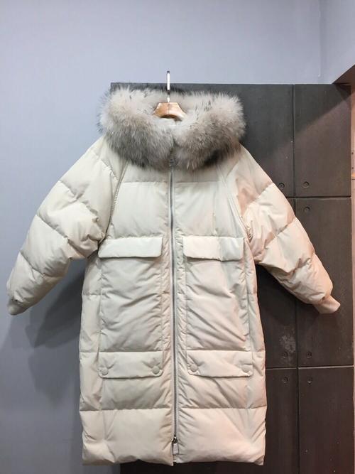 羽绒服只有领口和袖口脏了怎么洗,米色羽绒服领口发黄用什么洗视频