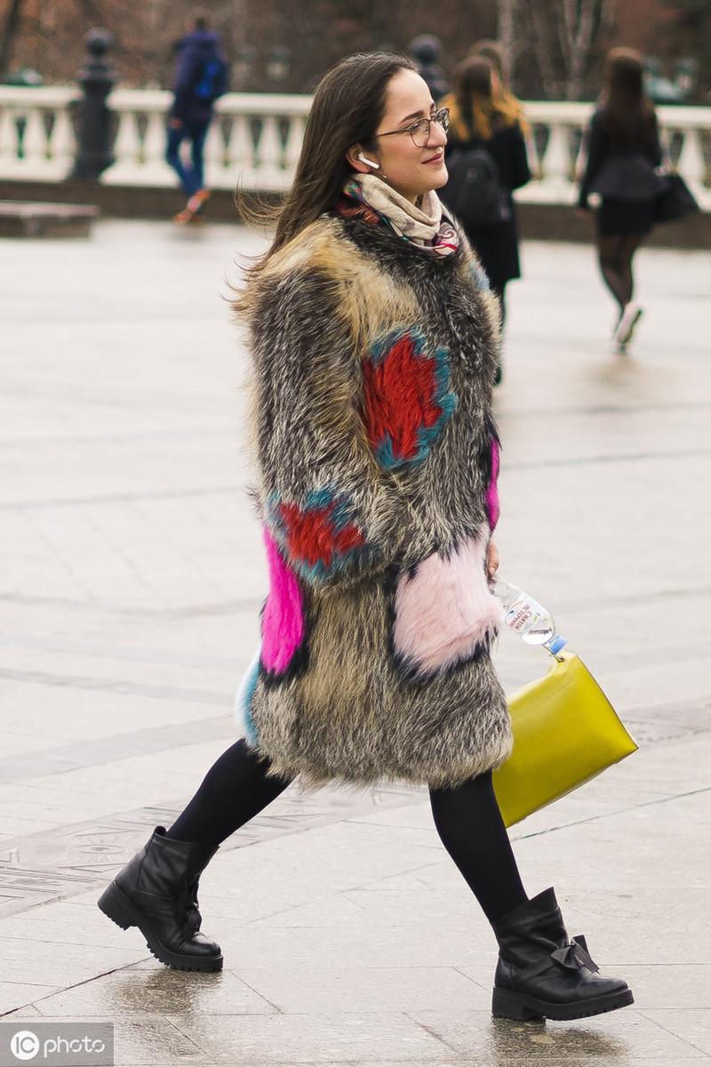 女人穿皮草的时候,女人穿皮草派克服好看吗