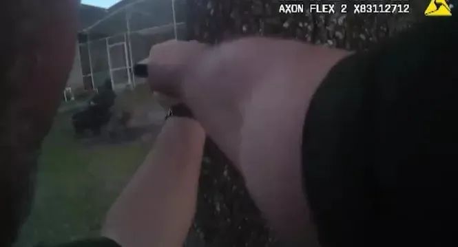 震惊!美国12岁男孩与14岁女孩持枪和警方对射半小时【新闻早七点】