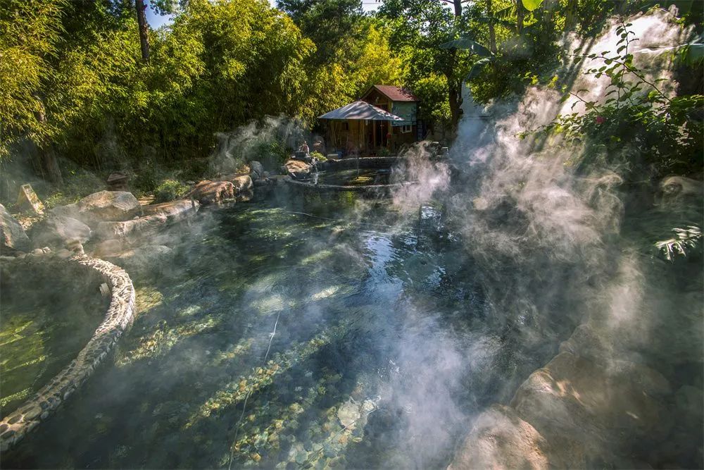 边泡温泉边游泳,边泡温泉边享受