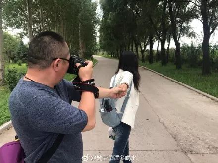 父母秀恩爱对子女的好处,父母特别秀恩爱的方式