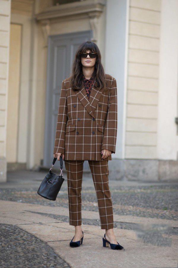 比焦糖色更低调，咖啡色的3种搭配方法，简单易搭