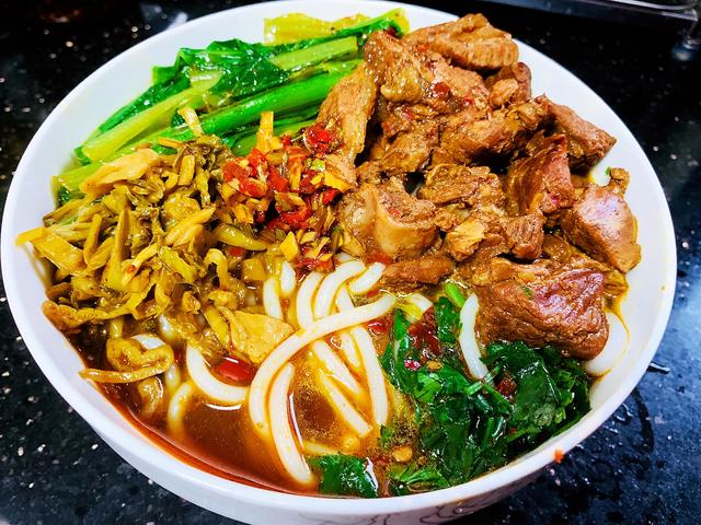 牛腩米粉最正宗的做法,麻辣牛肉米粉汤做法