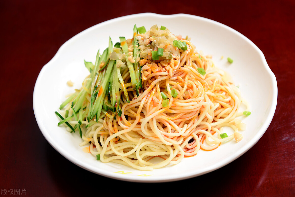 一个陕西男的在美国开面皮店,陕西小伙开米皮店