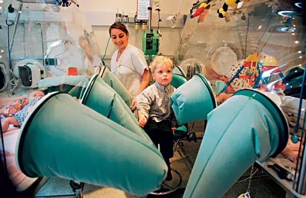 泡泡男孩被隔离12年完整版,12岁男孩走出隔离罩的视频