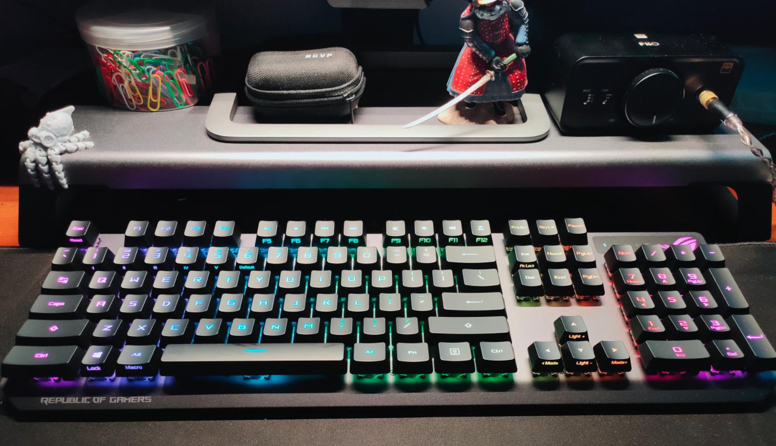 更强寿命和RGB灯光，败家之眼ROG游侠RX光轴键盘