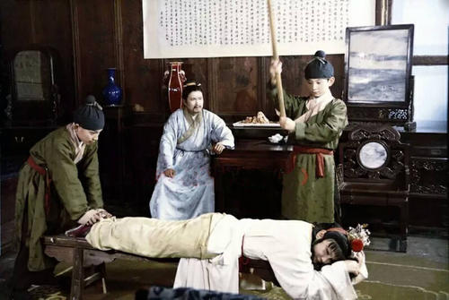 金钏不过区区丫环，为何她跳井自尽后，贾政居然会为此勃然大怒？