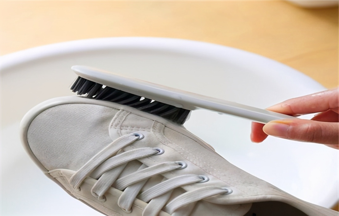 小白鞋上的脏污怎么去除,小白鞋有顽固污渍怎么去除