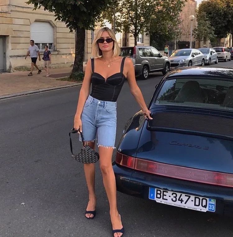 夏天薄款牛仔短裤,怎样选择牛仔短裤显瘦