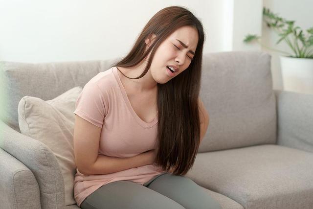 女性绝经前例假有何表现,女人来月经有哪三个症状