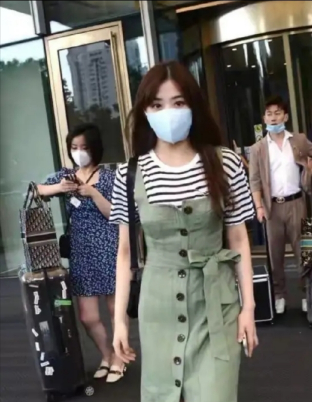 张含韵气质真不俗穿奶奶裙,张含韵绿色背带裙