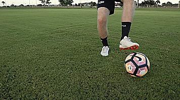 新手必学的足球两大技巧,足球过人技巧初学者