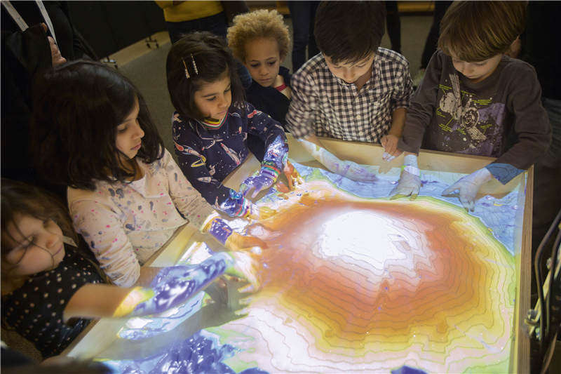 高科技教具“AR沙箱”:玩沙子也能学会地理知识?