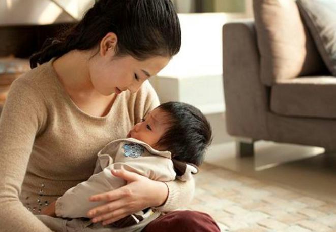 宝宝晚上睡觉突然无征兆的大哭,为什么宝宝睡觉偶尔会哭醒