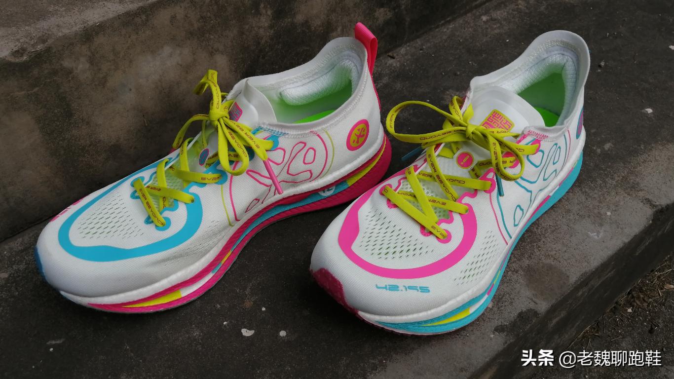 必迈惊碳实测报告：国产第一款推动力跑鞋，轻薄透气释放脚踝压力