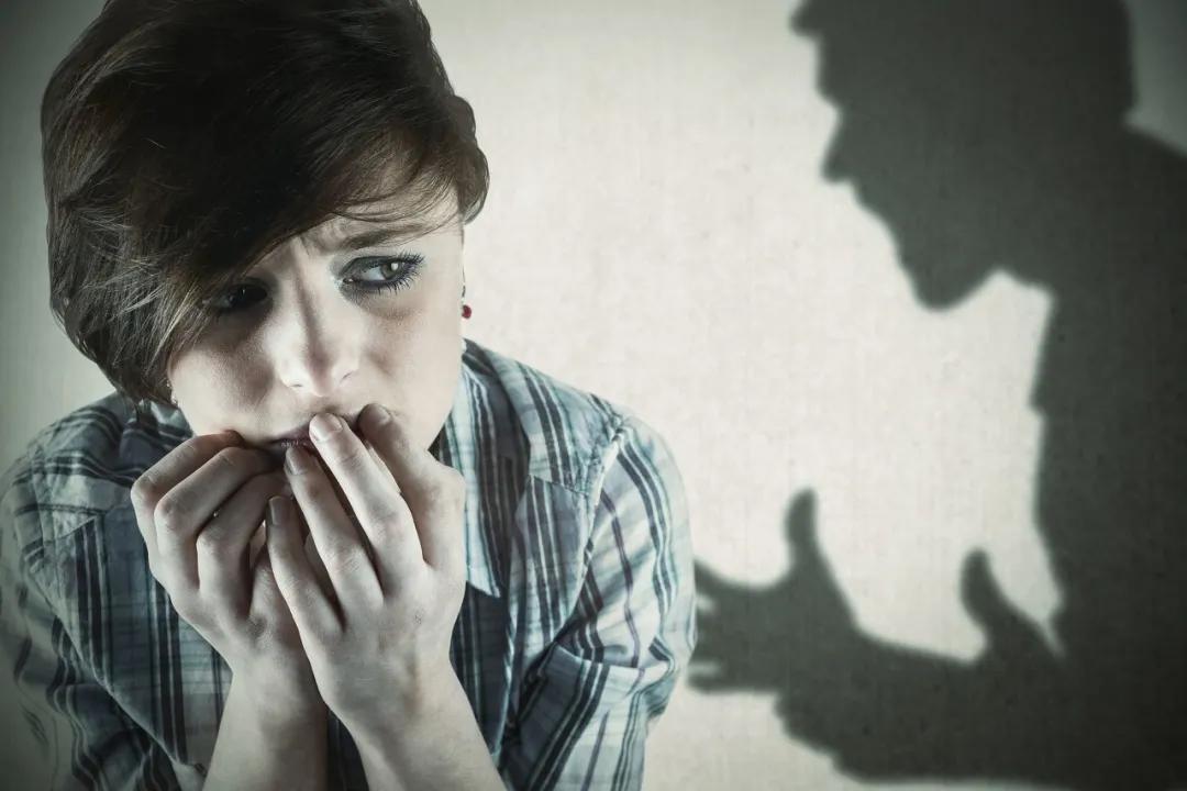 小男孩被踢破下半身后续,妈妈我疼