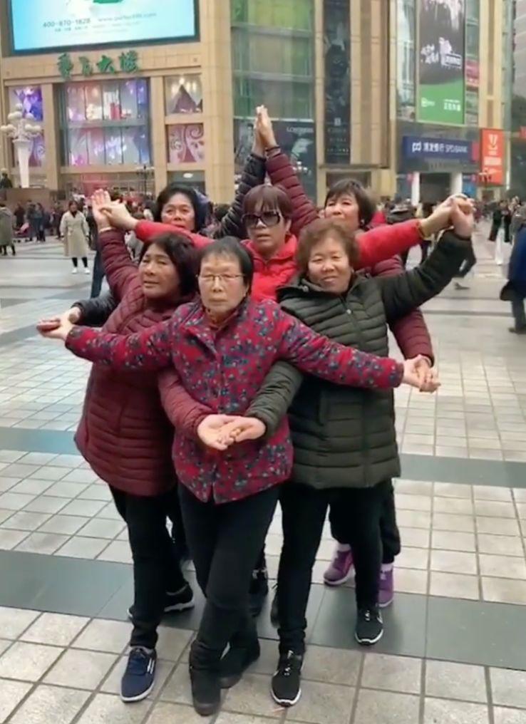 “中国大妈”引领世界潮流,LV再次模仿推出防晒面罩