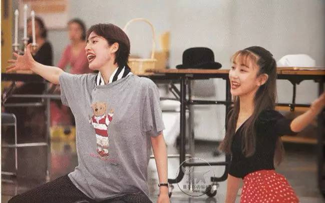 宝冢歌剧团男役可爱片段,宝冢歌剧团男役展示魅力