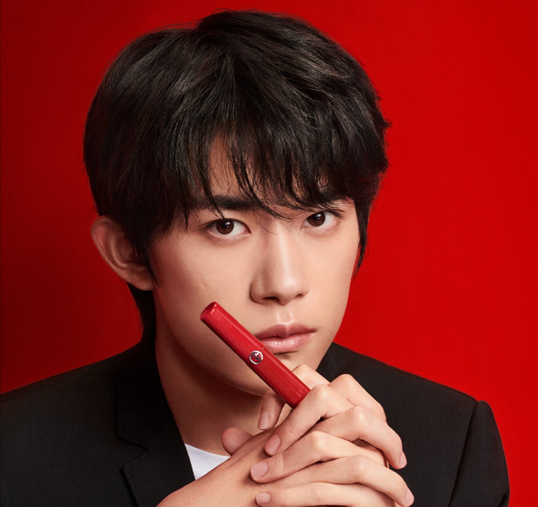 易烊千玺四字弟弟现身北京高铁站,易烊千玺戴墨镜转身阿玛尼