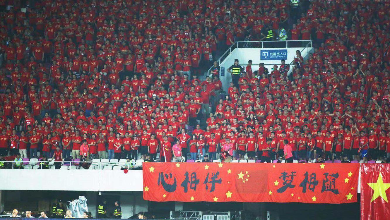 国足7比0胜关岛，里皮战术成熟，全场球迷中国红表爱国心，给力