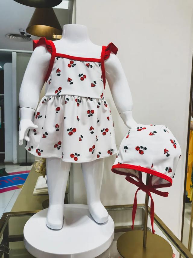 带娃游泳必须戴泳镜吗,儿童学游泳适合戴大框泳镜吗